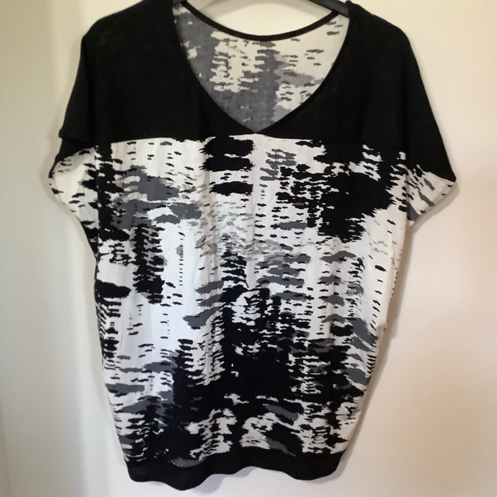 DONNA KARAN: Monochrome Abstract Blouse (or Sleep top) NWOT